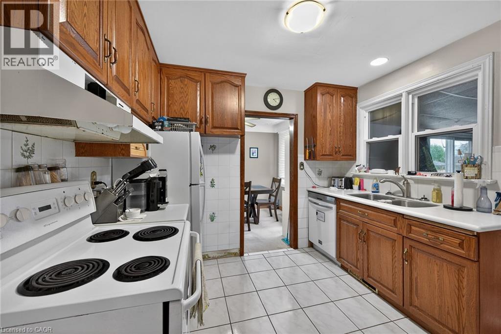 186 Seneca Avenue, Hamilton, ON - Indoor Photo Showing Kitchen With Double Sink