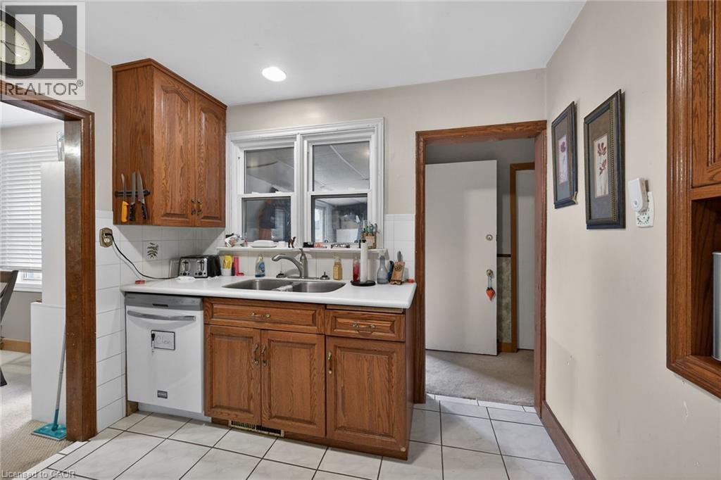 186 Seneca Avenue, Hamilton, ON - Indoor Photo Showing Kitchen With Double Sink