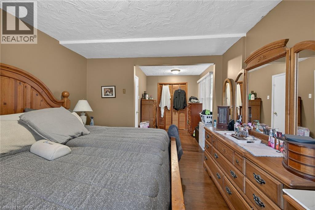 186 Seneca Avenue, Hamilton, ON - Indoor Photo Showing Bedroom