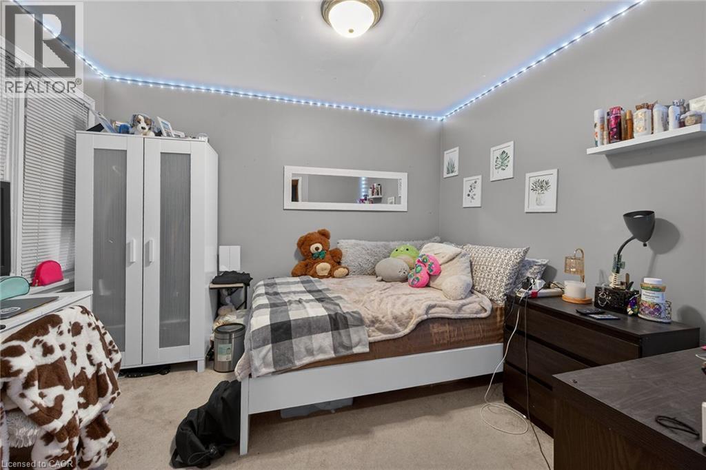 186 Seneca Avenue, Hamilton, ON - Indoor Photo Showing Bedroom