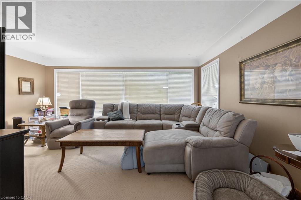 186 Seneca Avenue, Hamilton, ON - Indoor Photo Showing Living Room
