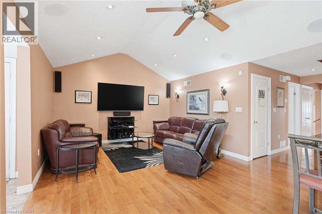 44 Selkirk Avenue, Hamilton, ON - Indoor Photo Showing Living Room