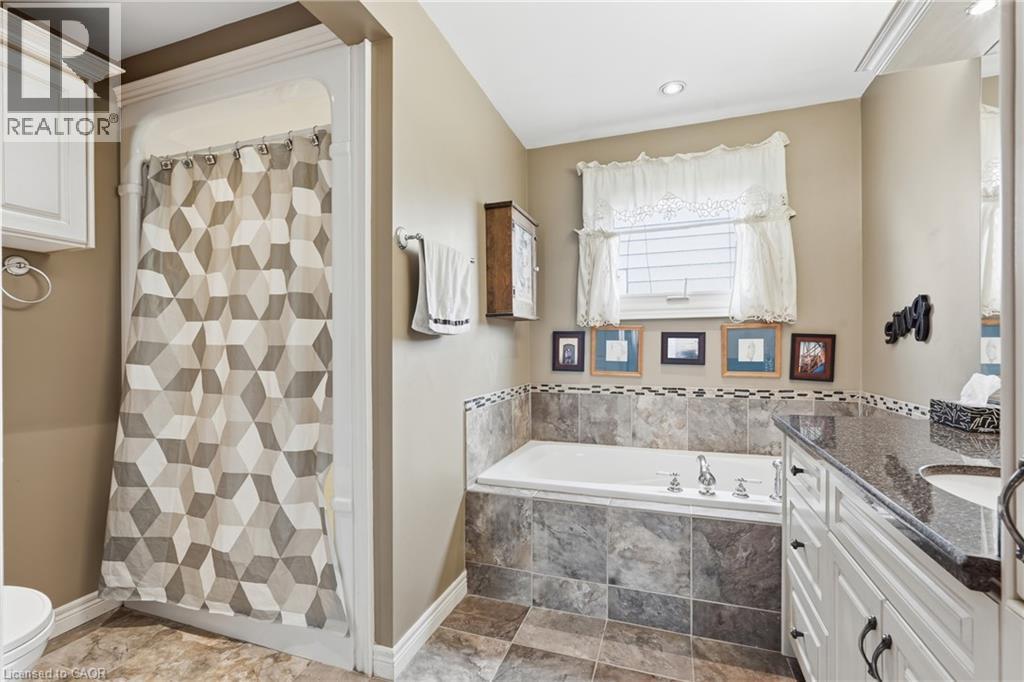 44 Selkirk Avenue, Hamilton, ON - Indoor Photo Showing Bathroom