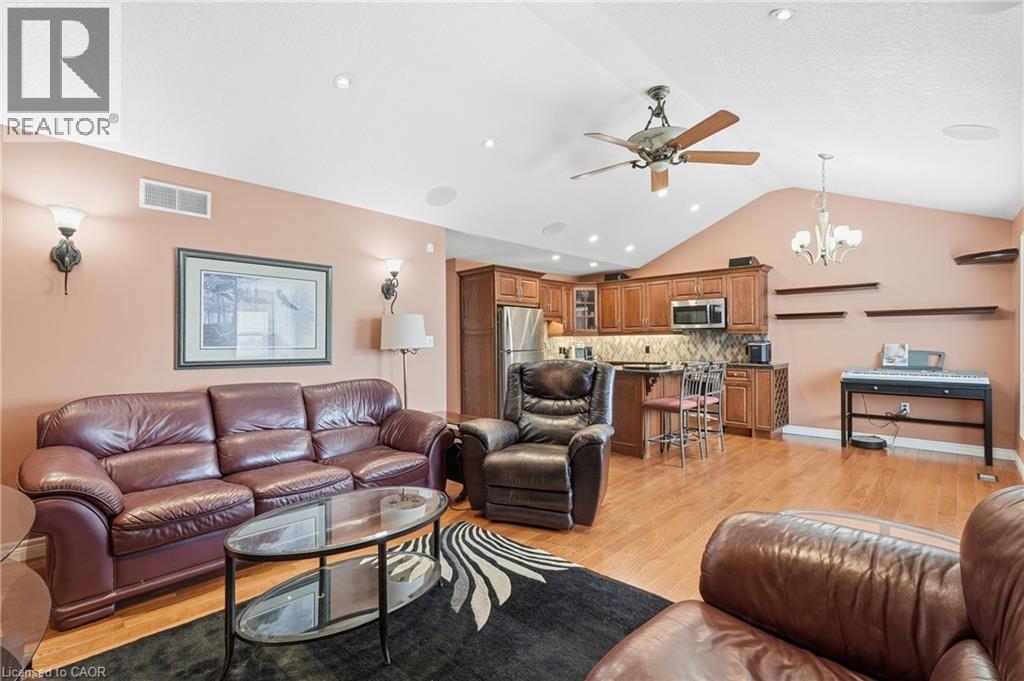 44 Selkirk Avenue, Hamilton, ON - Indoor Photo Showing Living Room