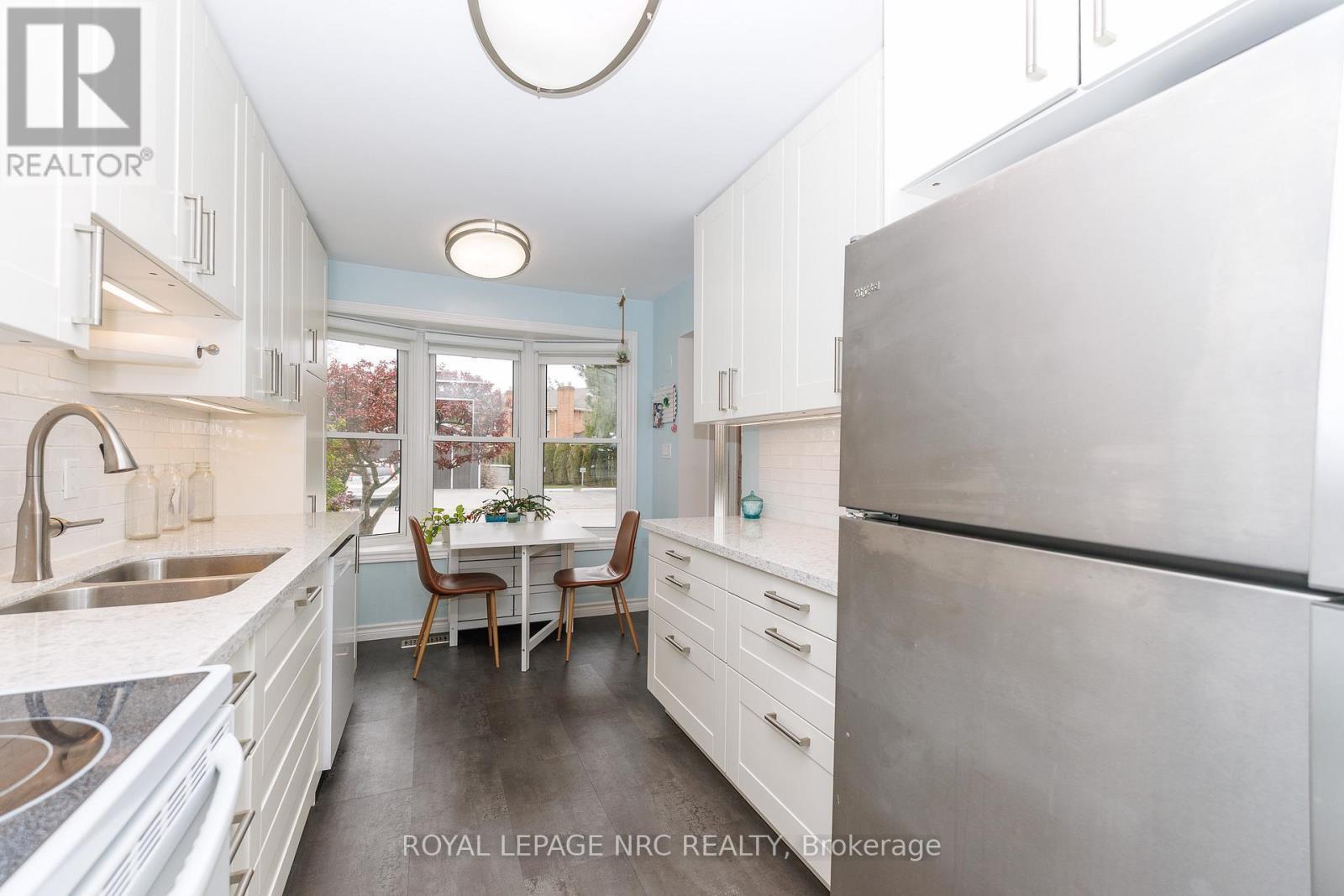 64 - 77 Linwell Road, St. Catharines (Lakeport), ON - Indoor Photo Showing Kitchen With Double Sink