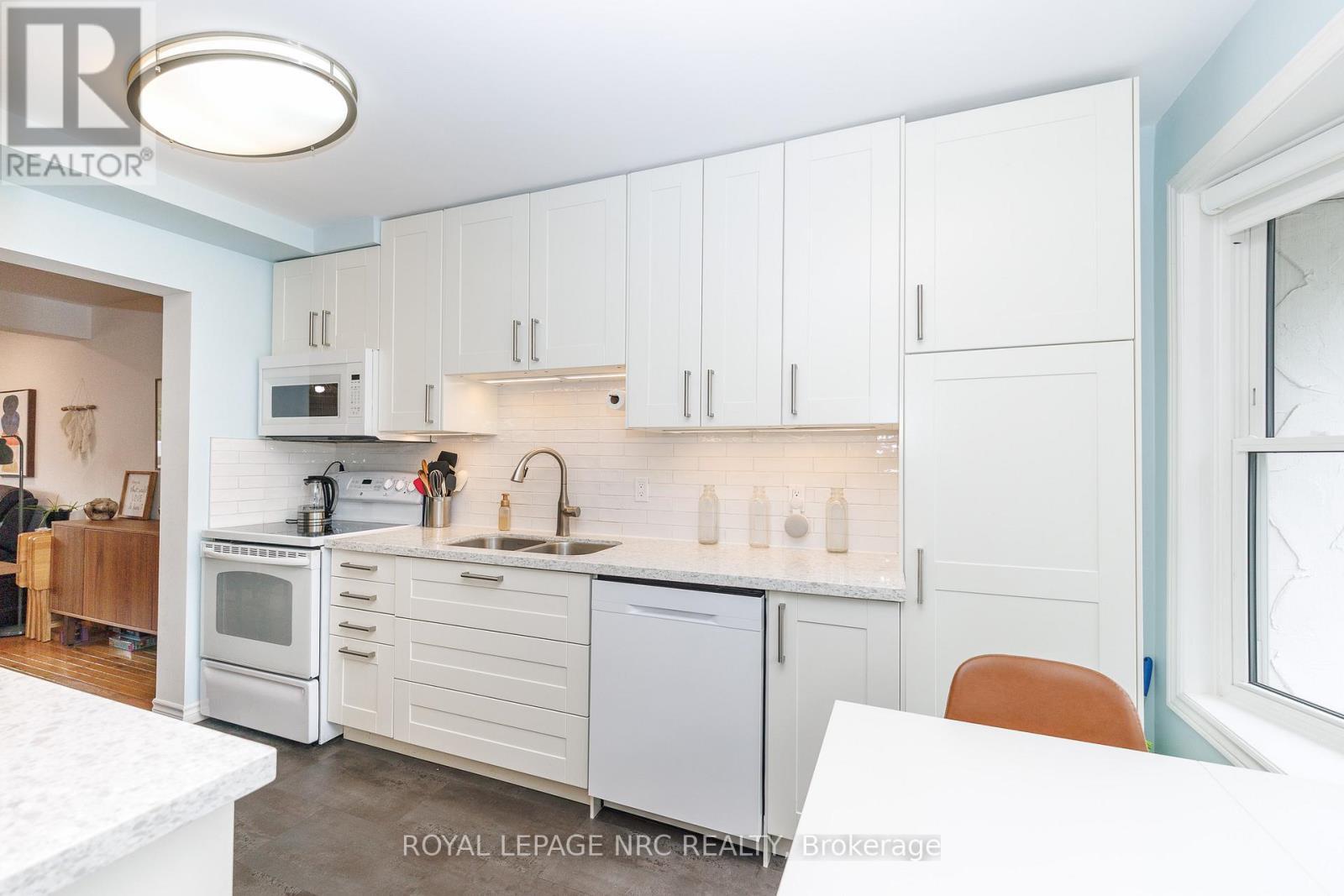 64 - 77 Linwell Road, St. Catharines (Lakeport), ON - Indoor Photo Showing Kitchen With Double Sink