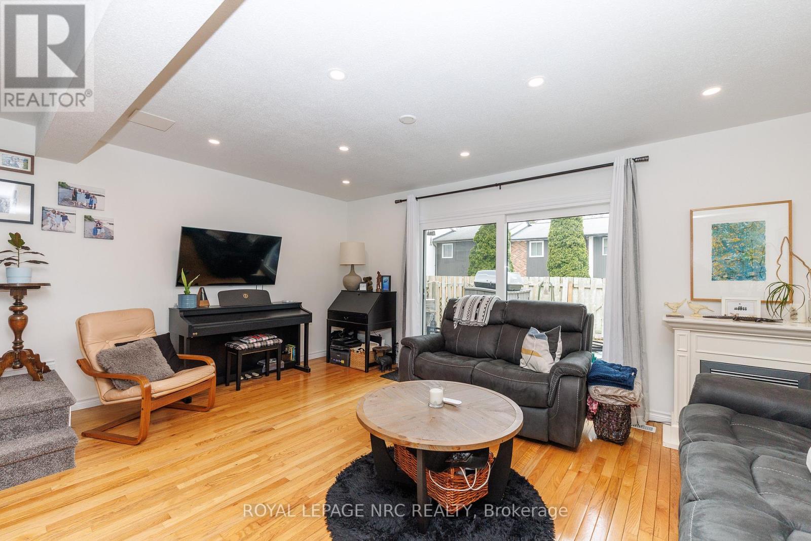 64 - 77 Linwell Road, St. Catharines (Lakeport), ON - Indoor Photo Showing Living Room