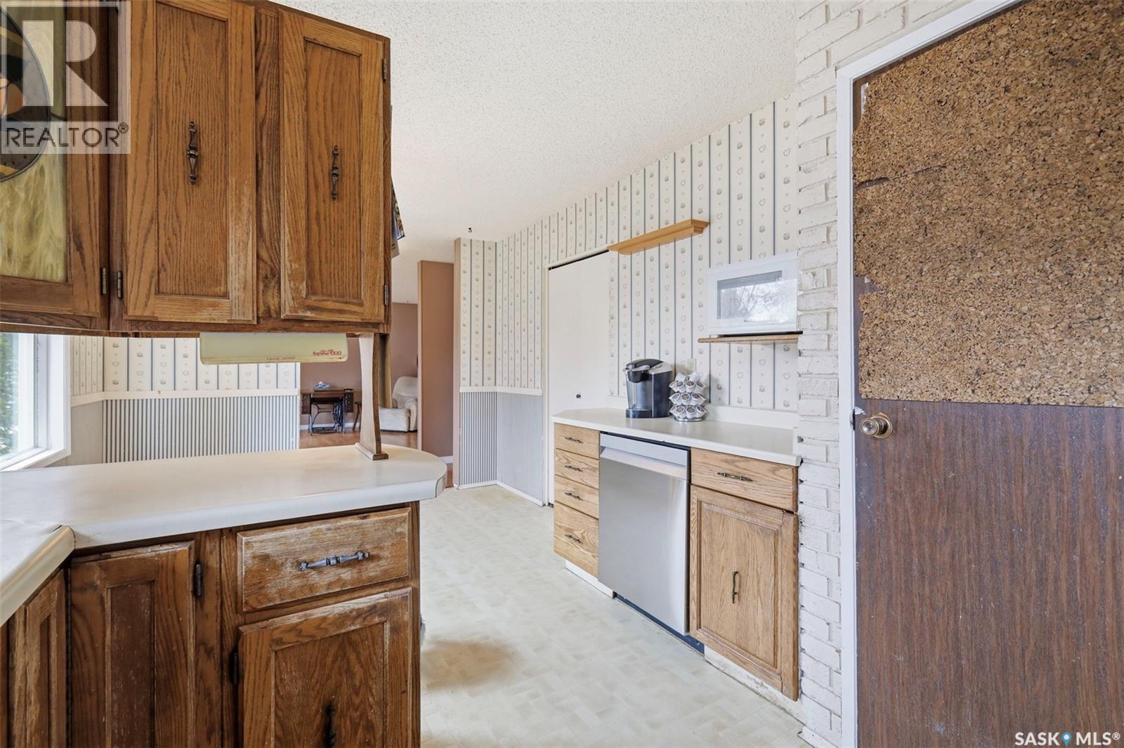 142 Heise Crescent, Saskatoon, SK - Indoor Photo Showing Kitchen