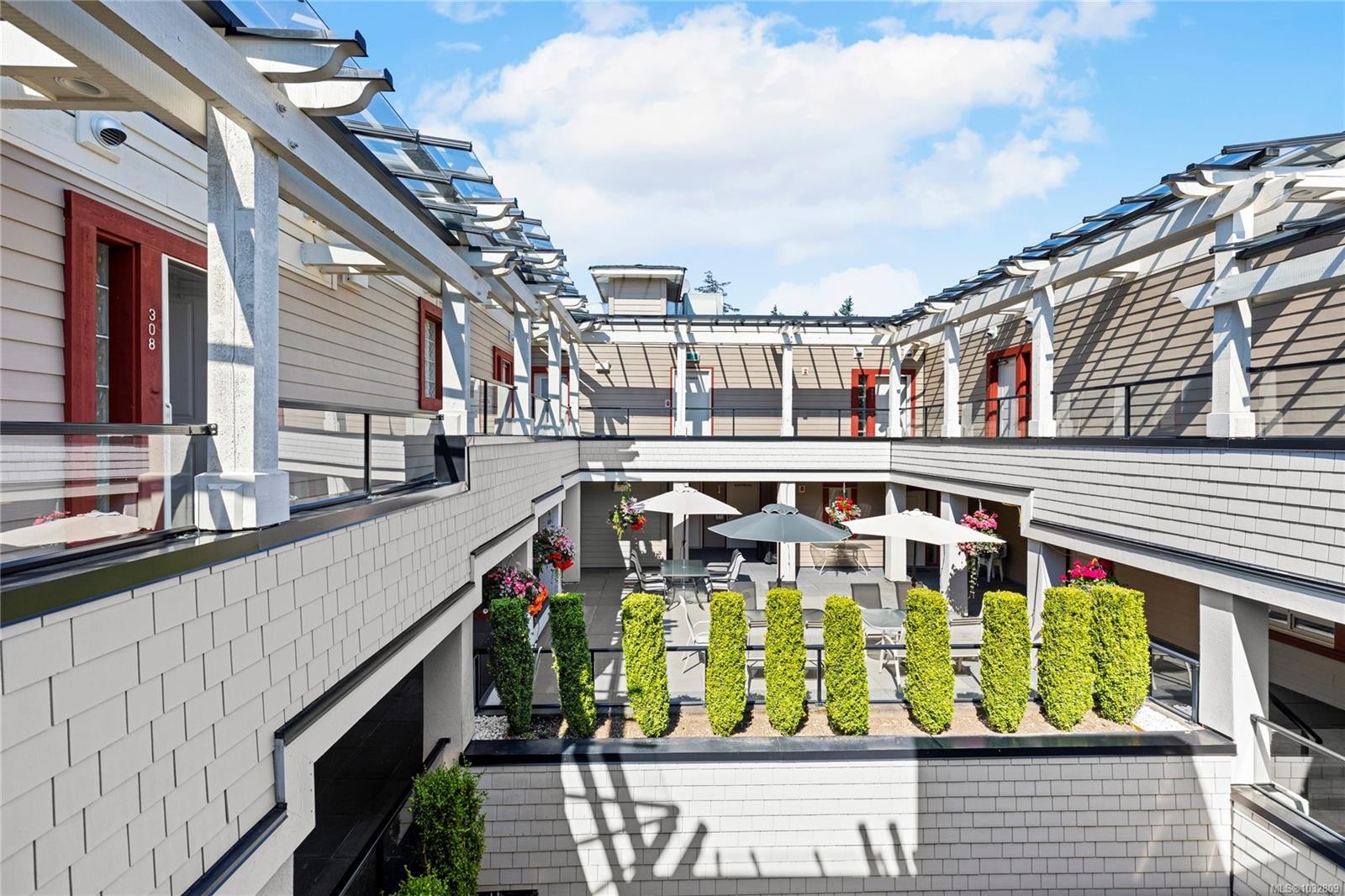 307-222 Second Ave West, Qualicum Beach, BC - Outdoor