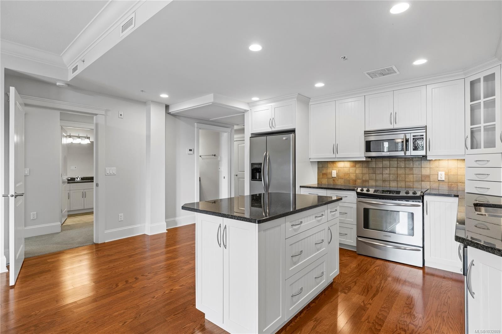 307-222 Second Ave West, Qualicum Beach, BC - Indoor Photo Showing Kitchen With Upgraded Kitchen