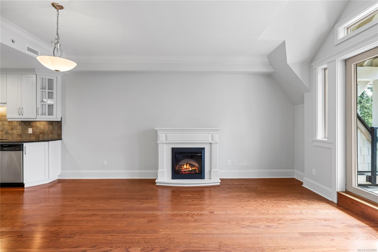 307-222 Second Ave West, Qualicum Beach, BC - Indoor With Fireplace