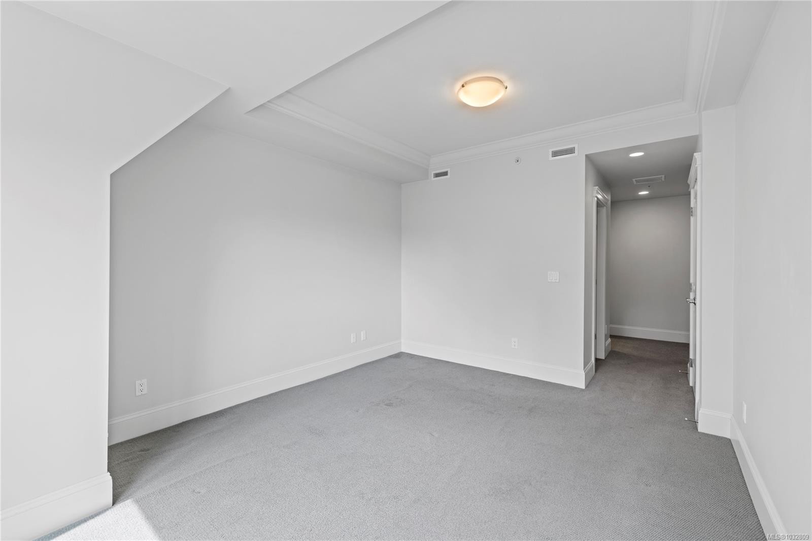 307-222 Second Ave West, Qualicum Beach, BC - Indoor Photo Showing Other Room