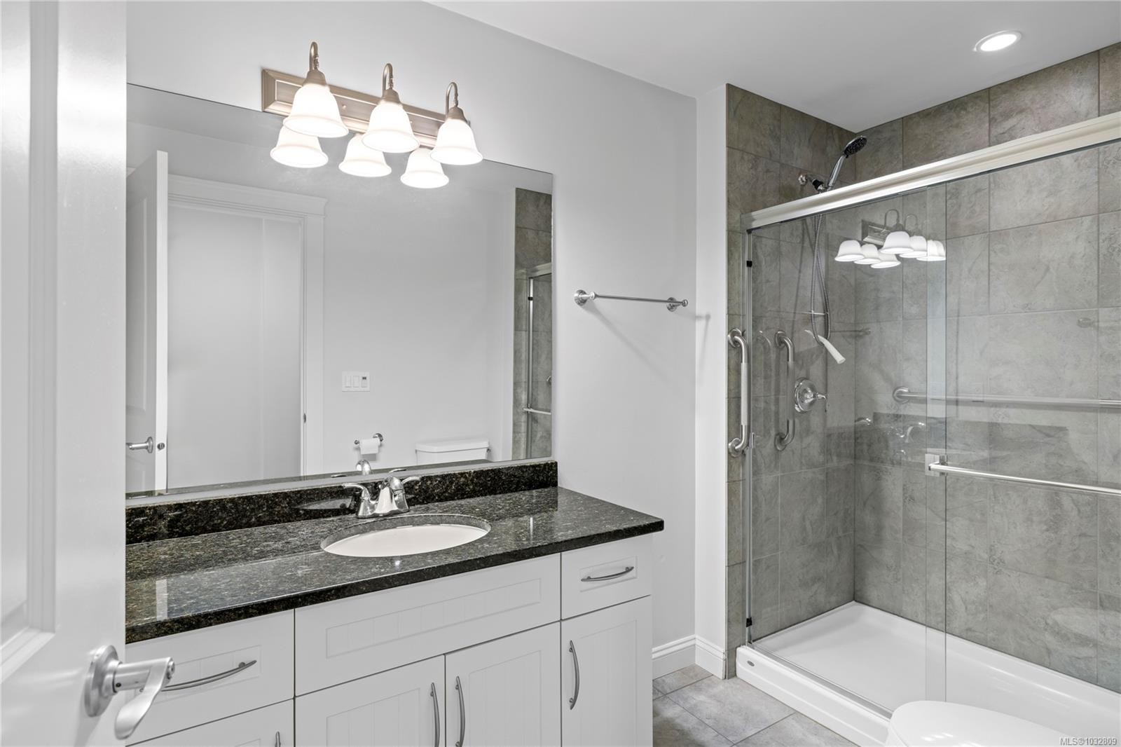 307-222 Second Ave West, Qualicum Beach, BC - Indoor Photo Showing Bathroom