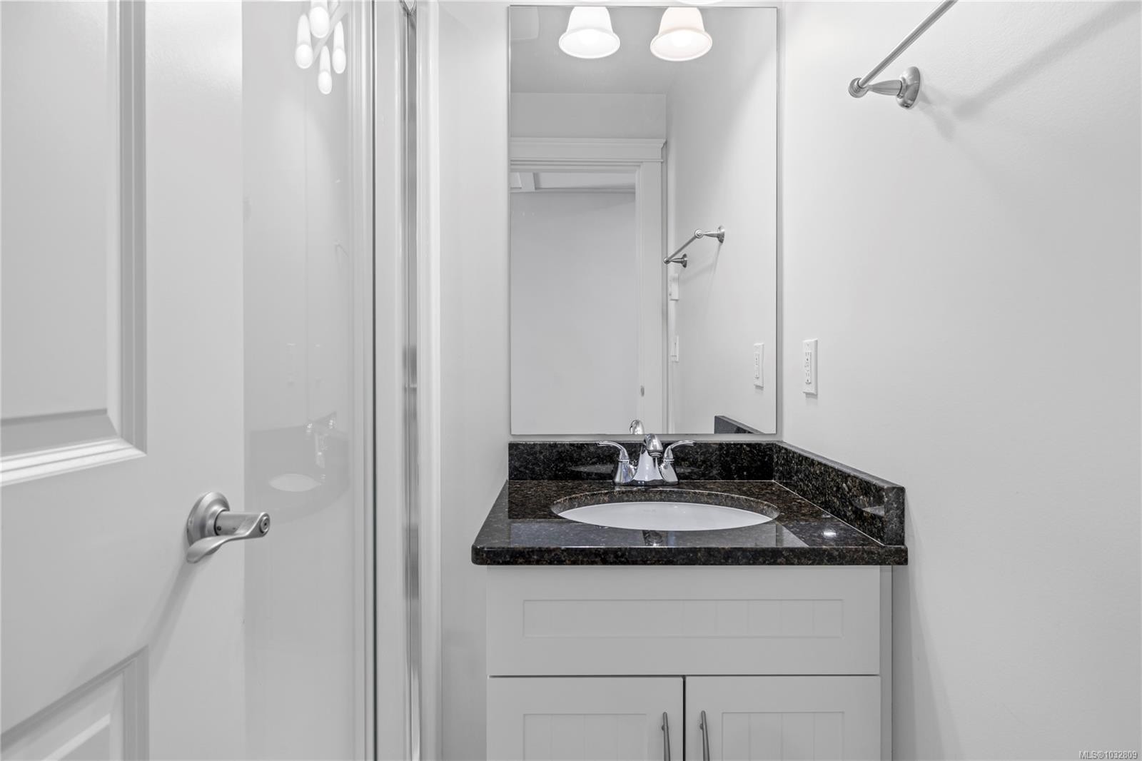 307-222 Second Ave West, Qualicum Beach, BC - Indoor Photo Showing Bathroom