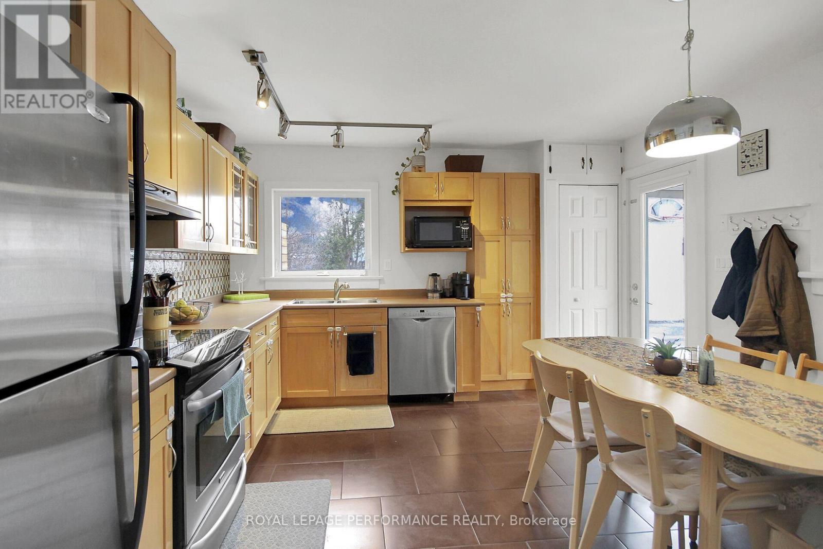 345 Tweedsmuir Avenue, Ottawa, ON - Indoor Photo Showing Kitchen With Double Sink
