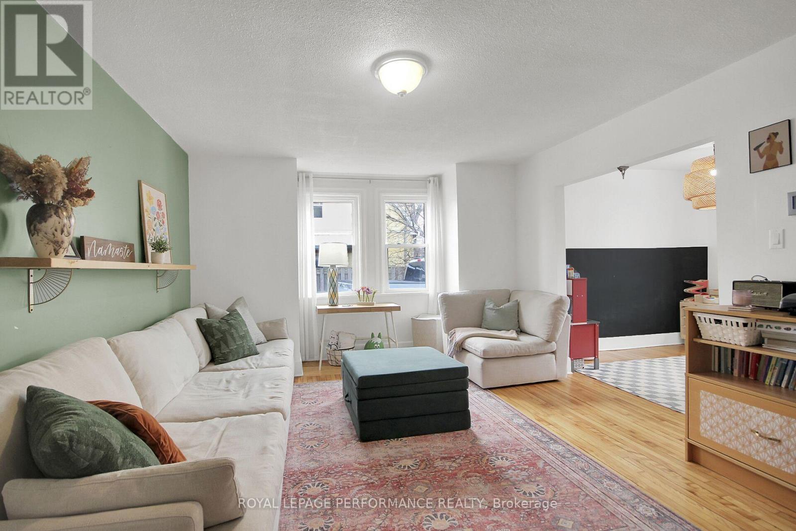 345 Tweedsmuir Avenue, Ottawa, ON - Indoor Photo Showing Living Room