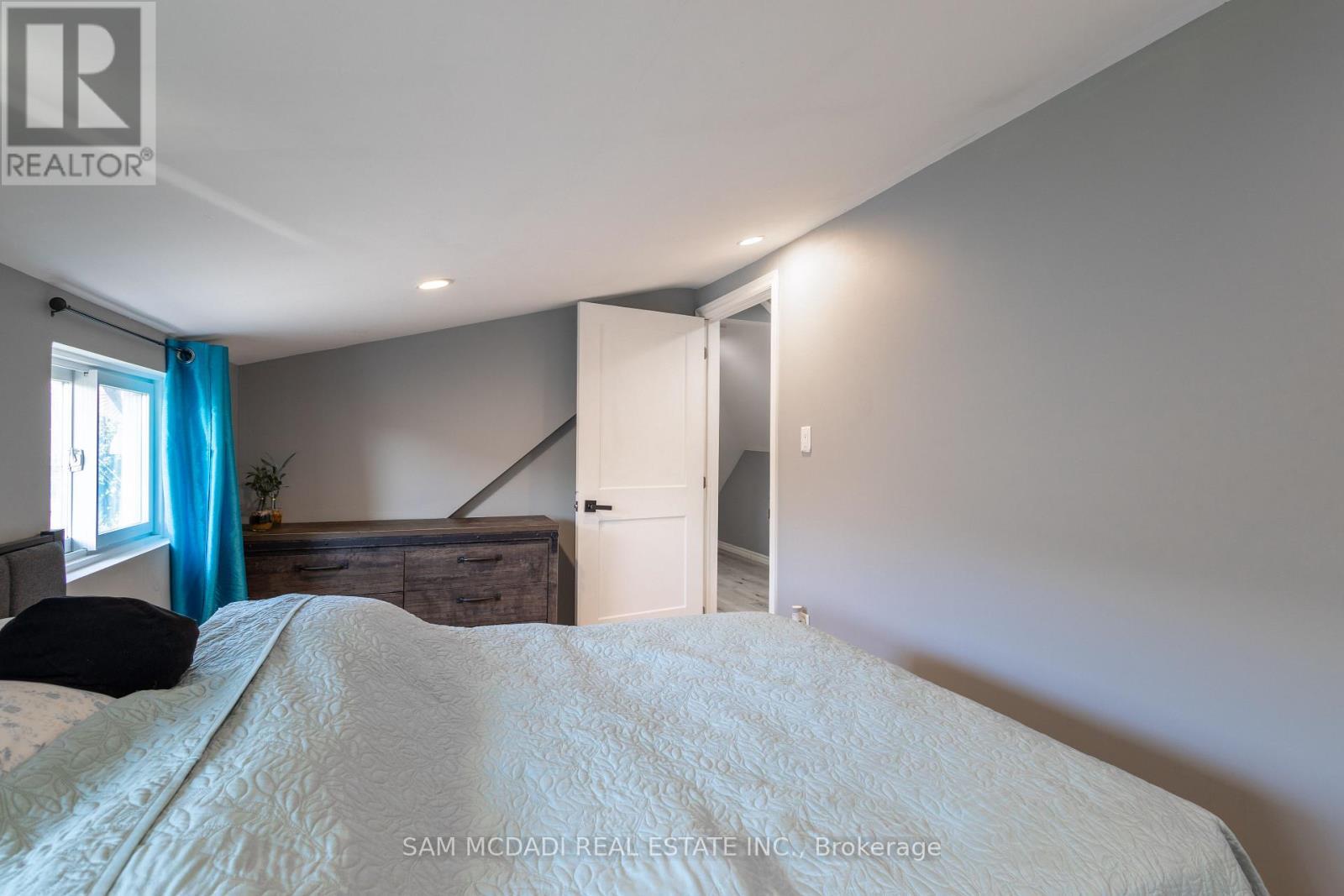 55 Allan Avenue, Hamilton, ON - Indoor Photo Showing Bedroom