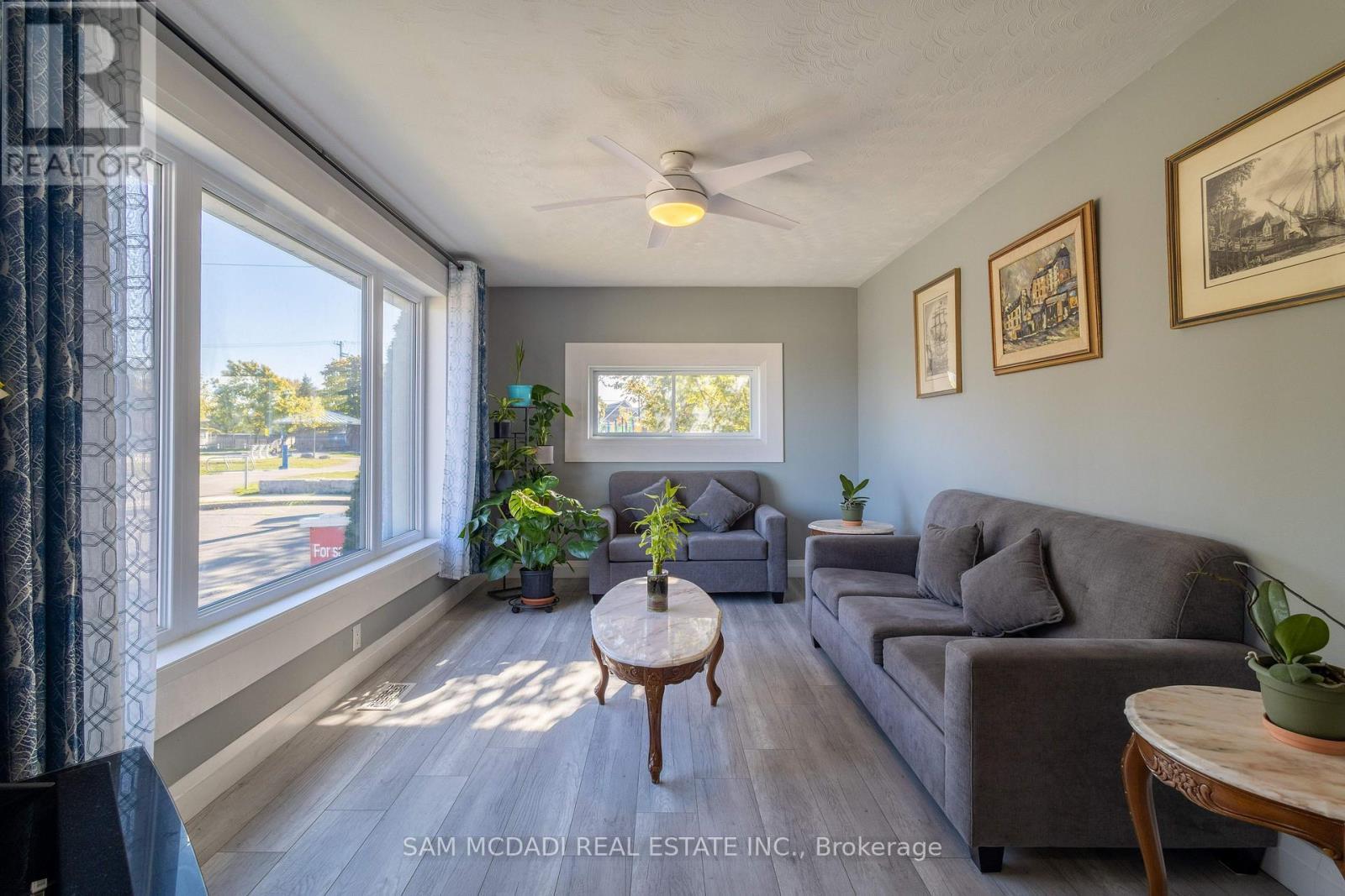 55 Allan Avenue, Hamilton, ON - Indoor Photo Showing Living Room