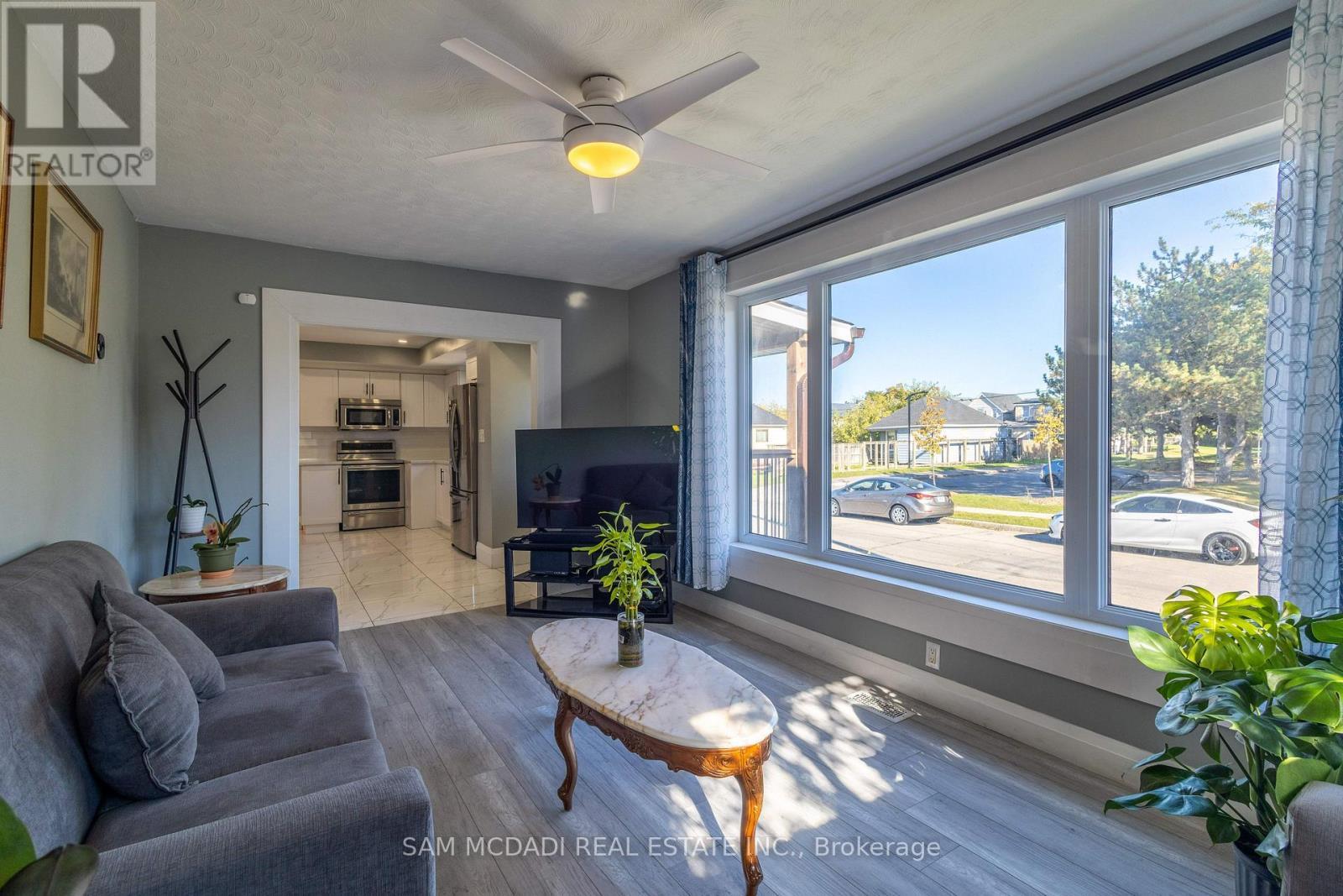 55 Allan Avenue, Hamilton, ON - Indoor Photo Showing Living Room