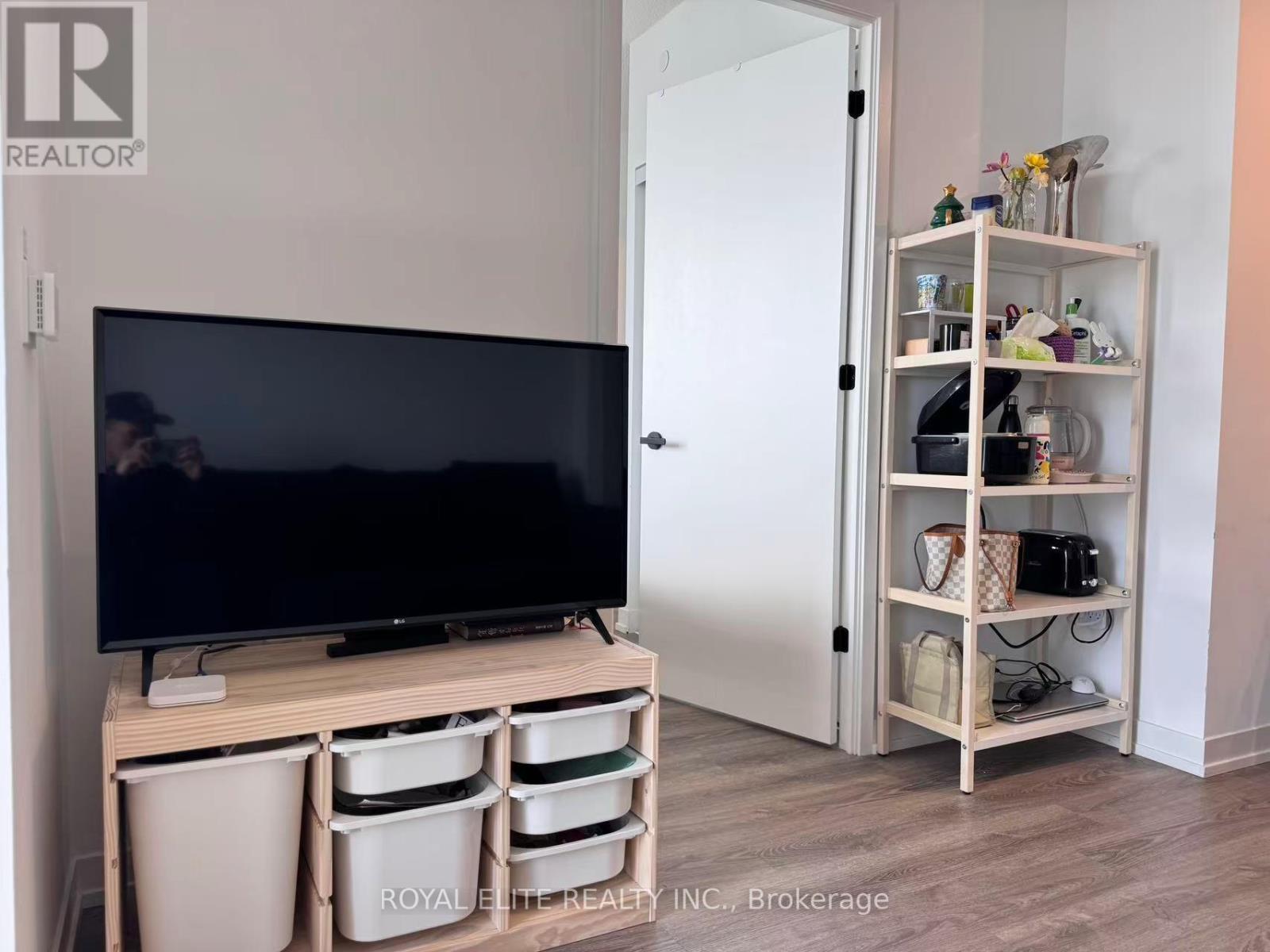 1807 - 8 Interchange Way, Vaughan, ON - Indoor
