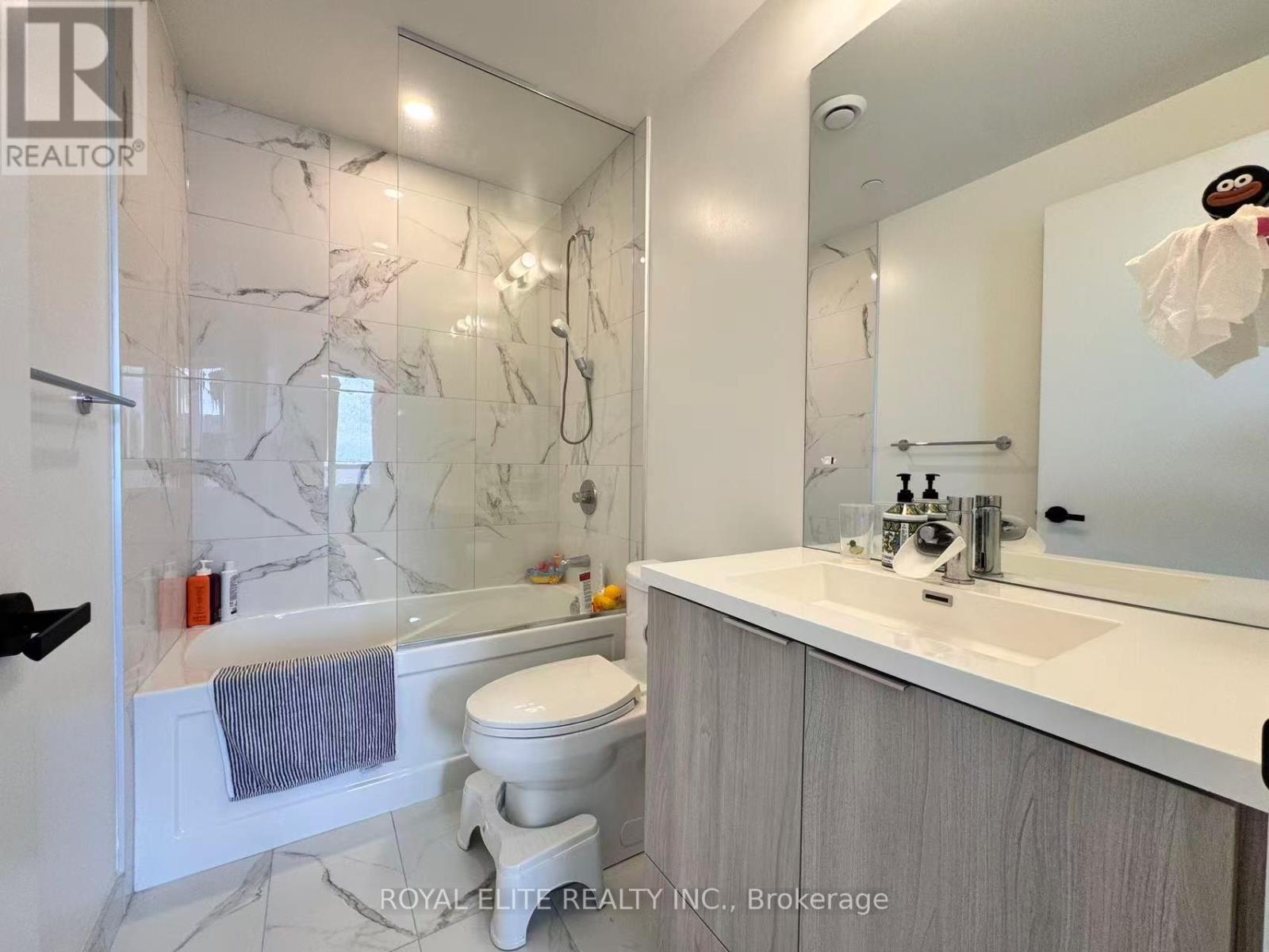 1807 - 8 Interchange Way, Vaughan, ON - Indoor Photo Showing Bathroom