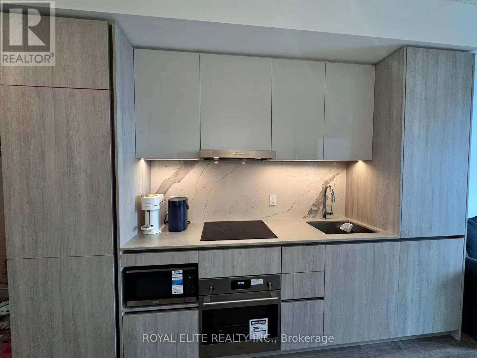 1807 - 8 Interchange Way, Vaughan, ON - Indoor Photo Showing Kitchen