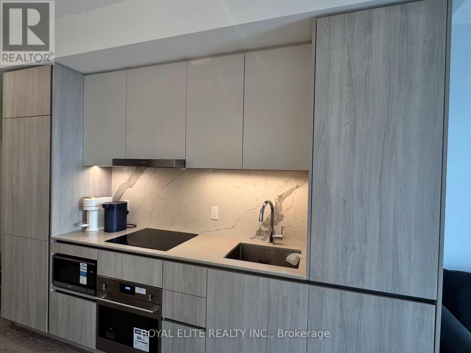 1807 - 8 Interchange Way, Vaughan, ON - Indoor Photo Showing Kitchen