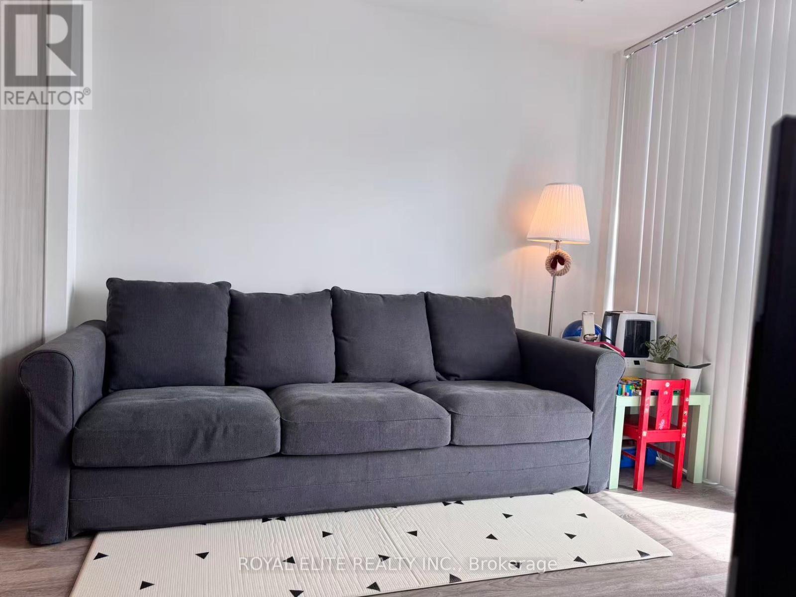 1807 - 8 Interchange Way, Vaughan, ON - Indoor Photo Showing Living Room