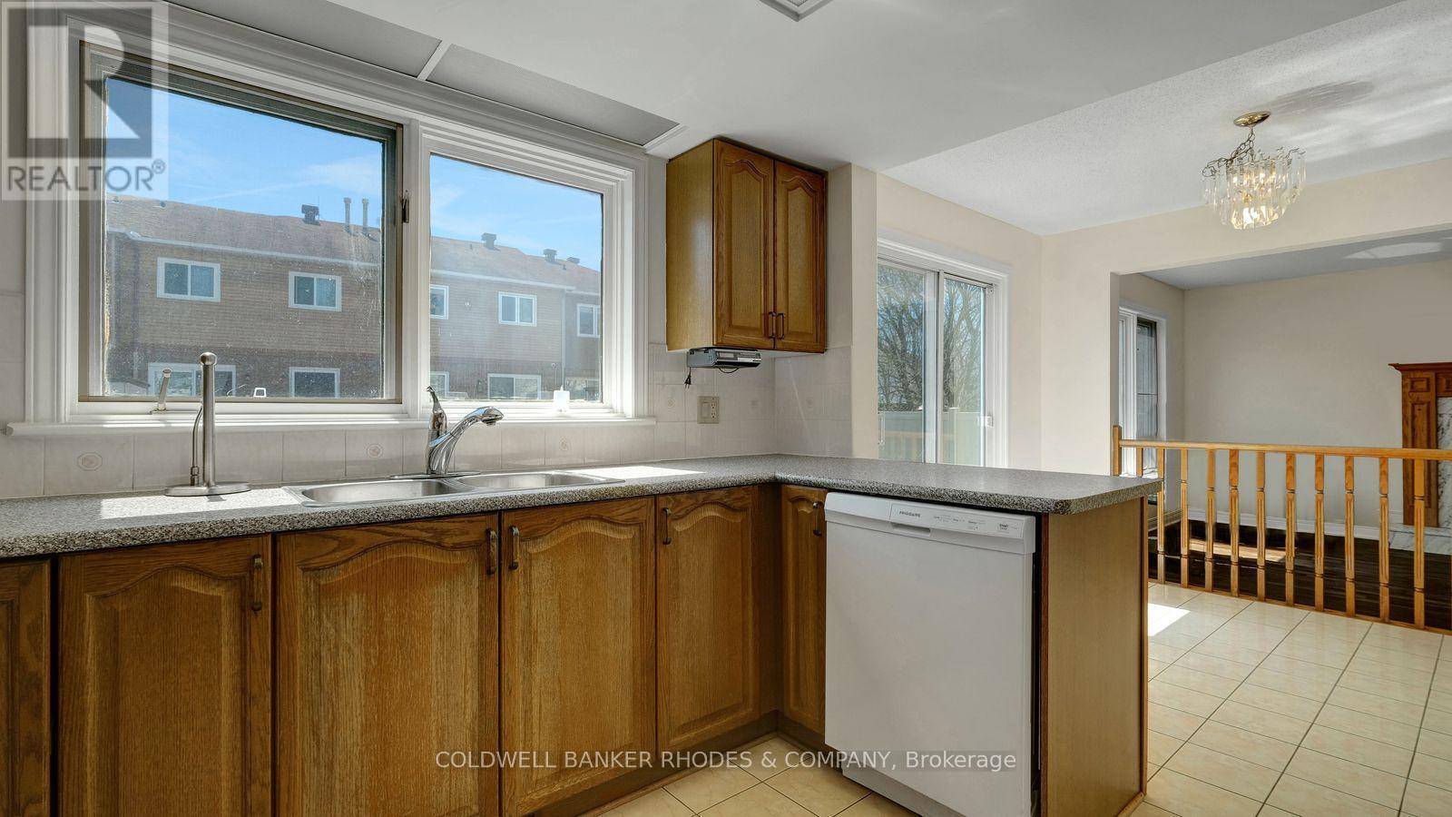 1626 Blohm Drive, Ottawa, ON - Indoor Photo Showing Kitchen With Double Sink