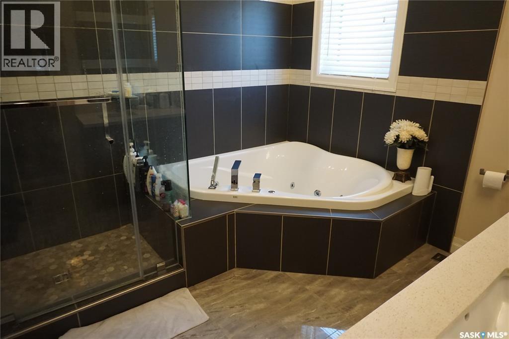 319 Roy Crescent, Saskatoon, SK - Indoor Photo Showing Bathroom
