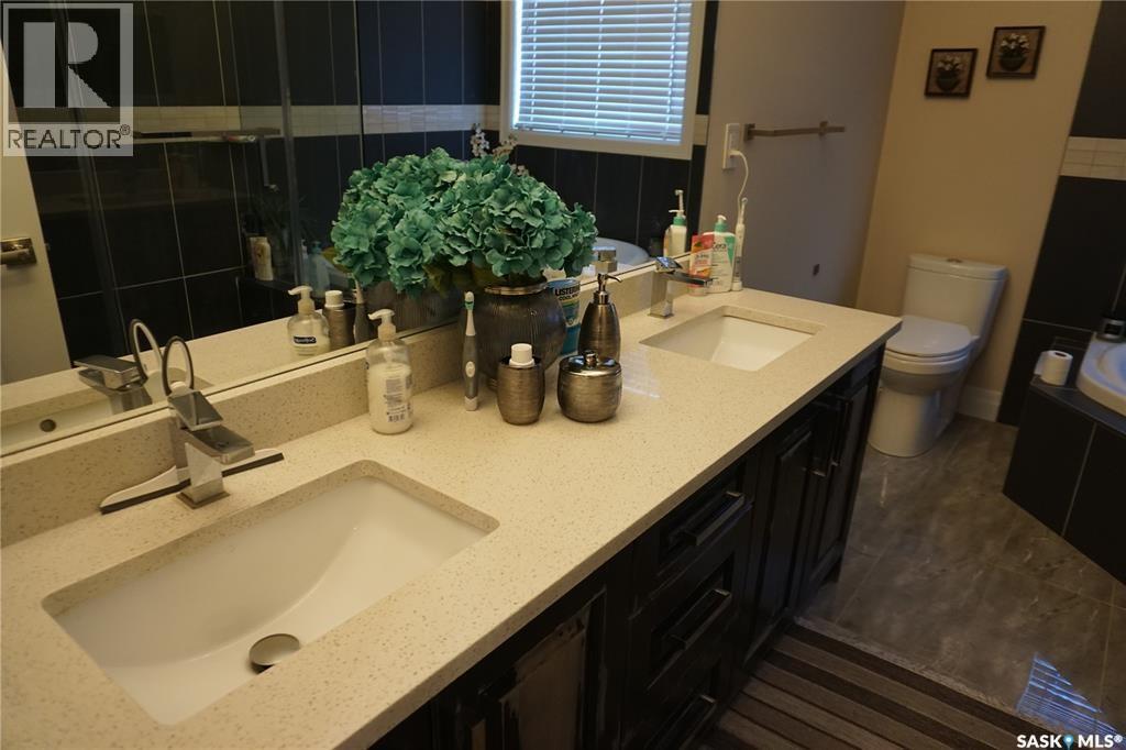 319 Roy Crescent, Saskatoon, SK - Indoor Photo Showing Bathroom