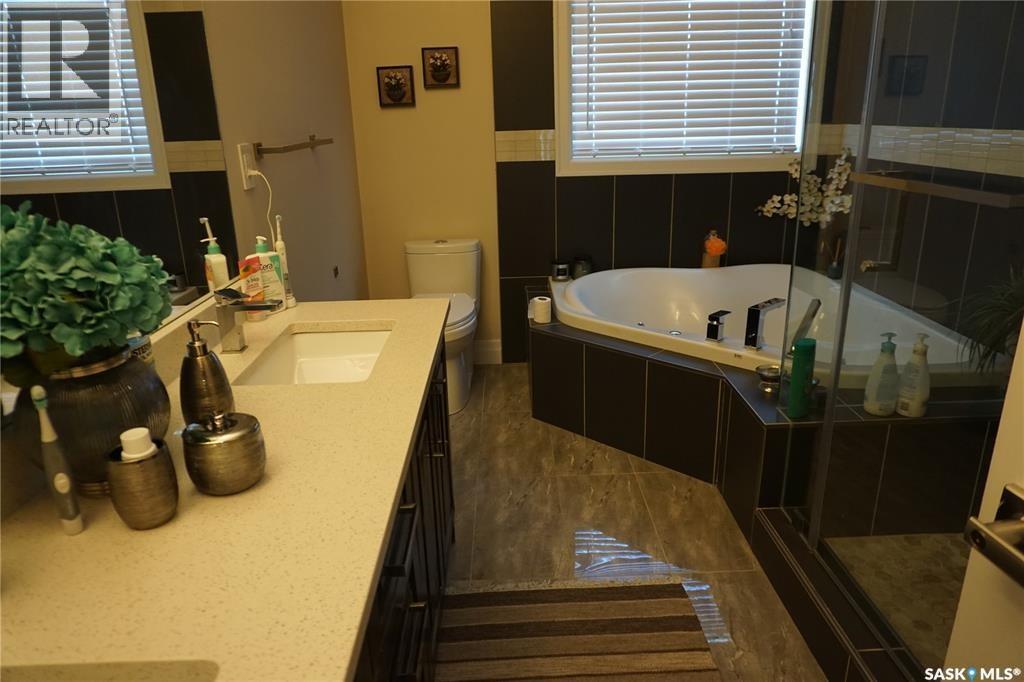 319 Roy Crescent, Saskatoon, SK - Indoor Photo Showing Bathroom