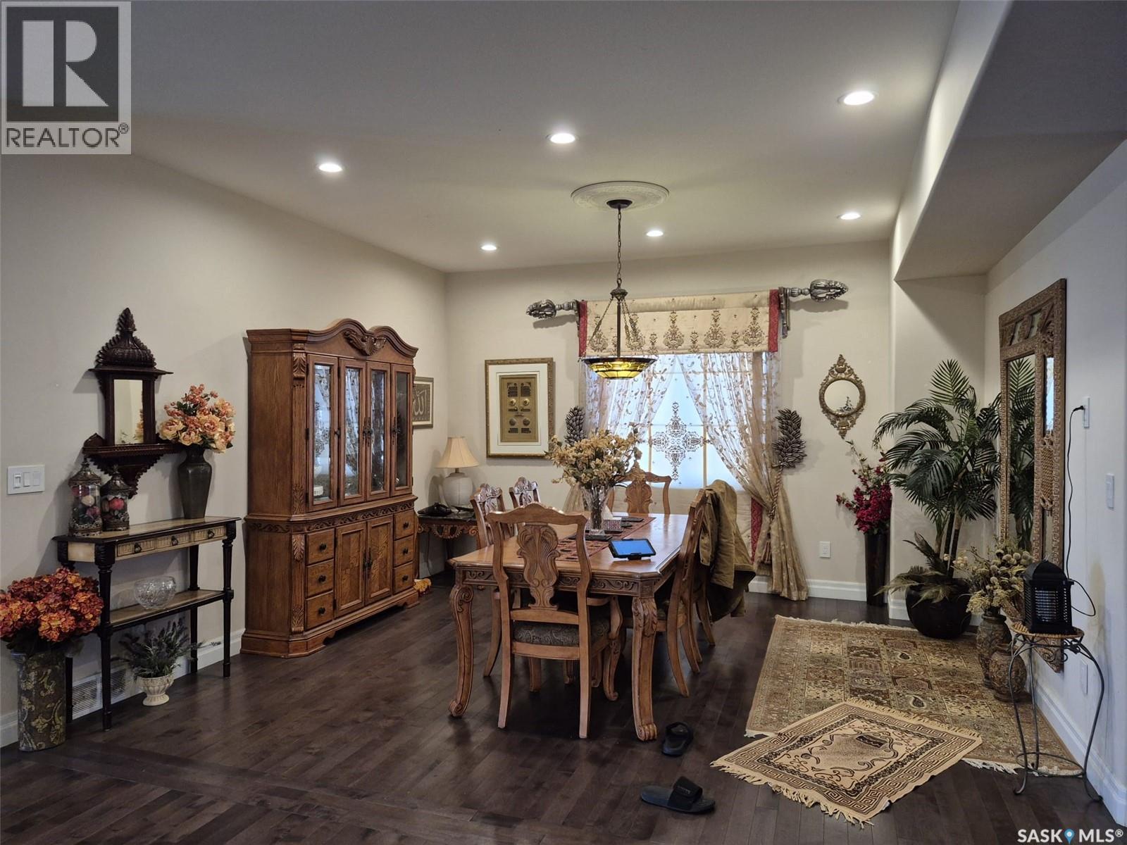 319 Roy Crescent, Saskatoon, SK - Indoor Photo Showing Dining Room
