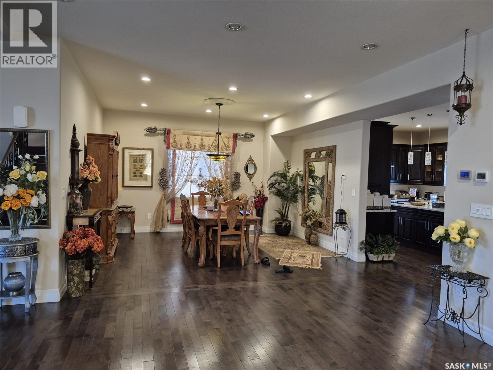319 Roy Crescent, Saskatoon, SK - Indoor Photo Showing Living Room
