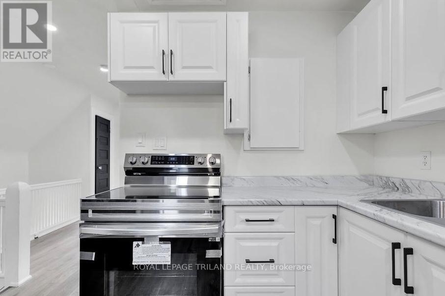 Upper - 96 Forest Avenue, St. Thomas, ON - Indoor Photo Showing Kitchen
