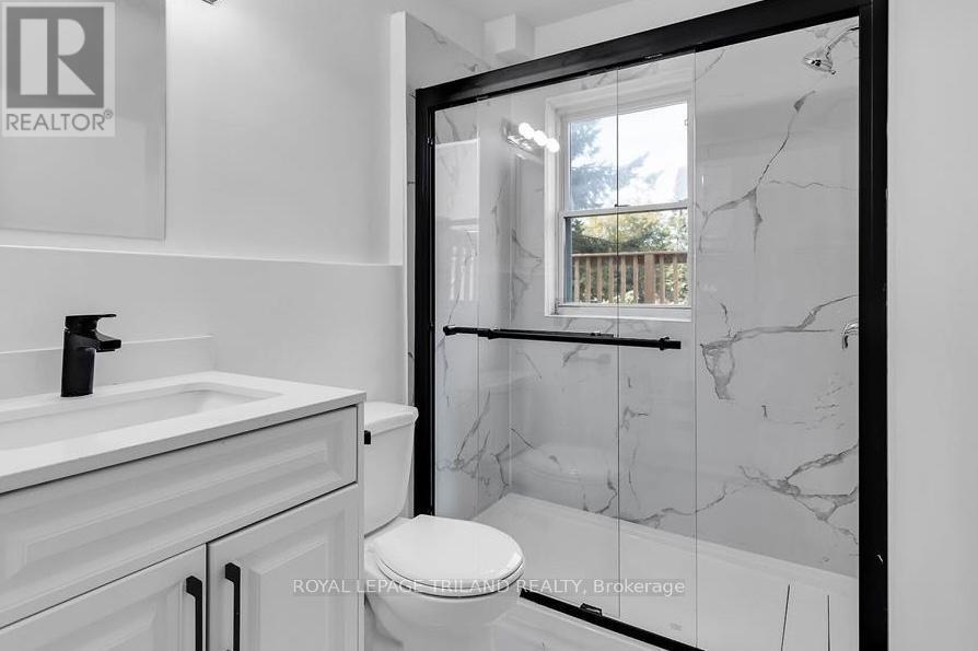 Upper - 96 Forest Avenue, St. Thomas, ON - Indoor Photo Showing Bathroom