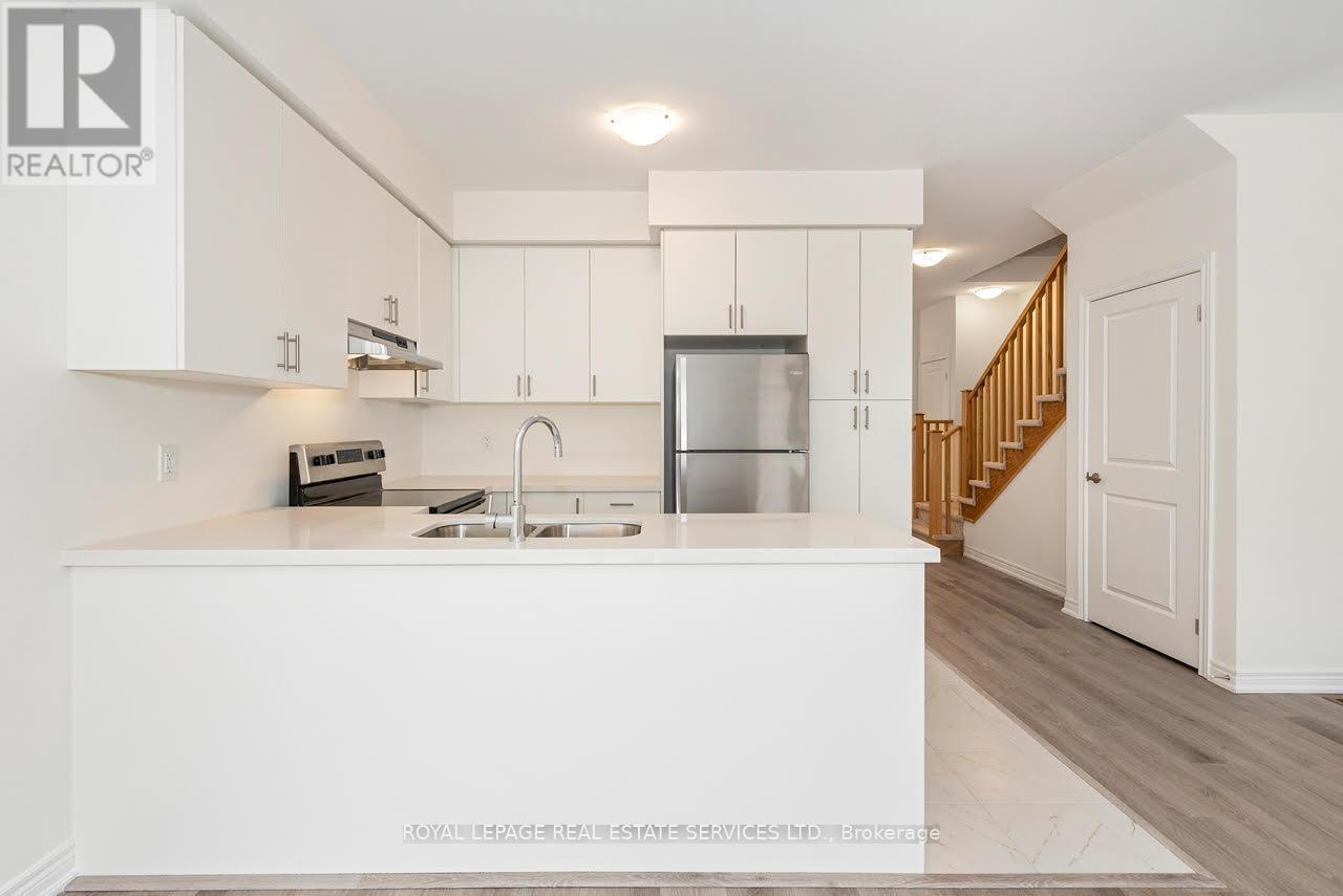 18 Jellicoe Court, Hamilton, ON - Indoor Photo Showing Kitchen With Double Sink
