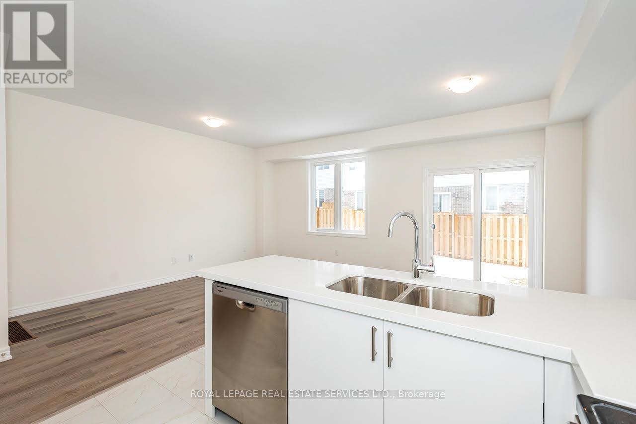 18 Jellicoe Court, Hamilton, ON - Indoor Photo Showing Kitchen With Double Sink