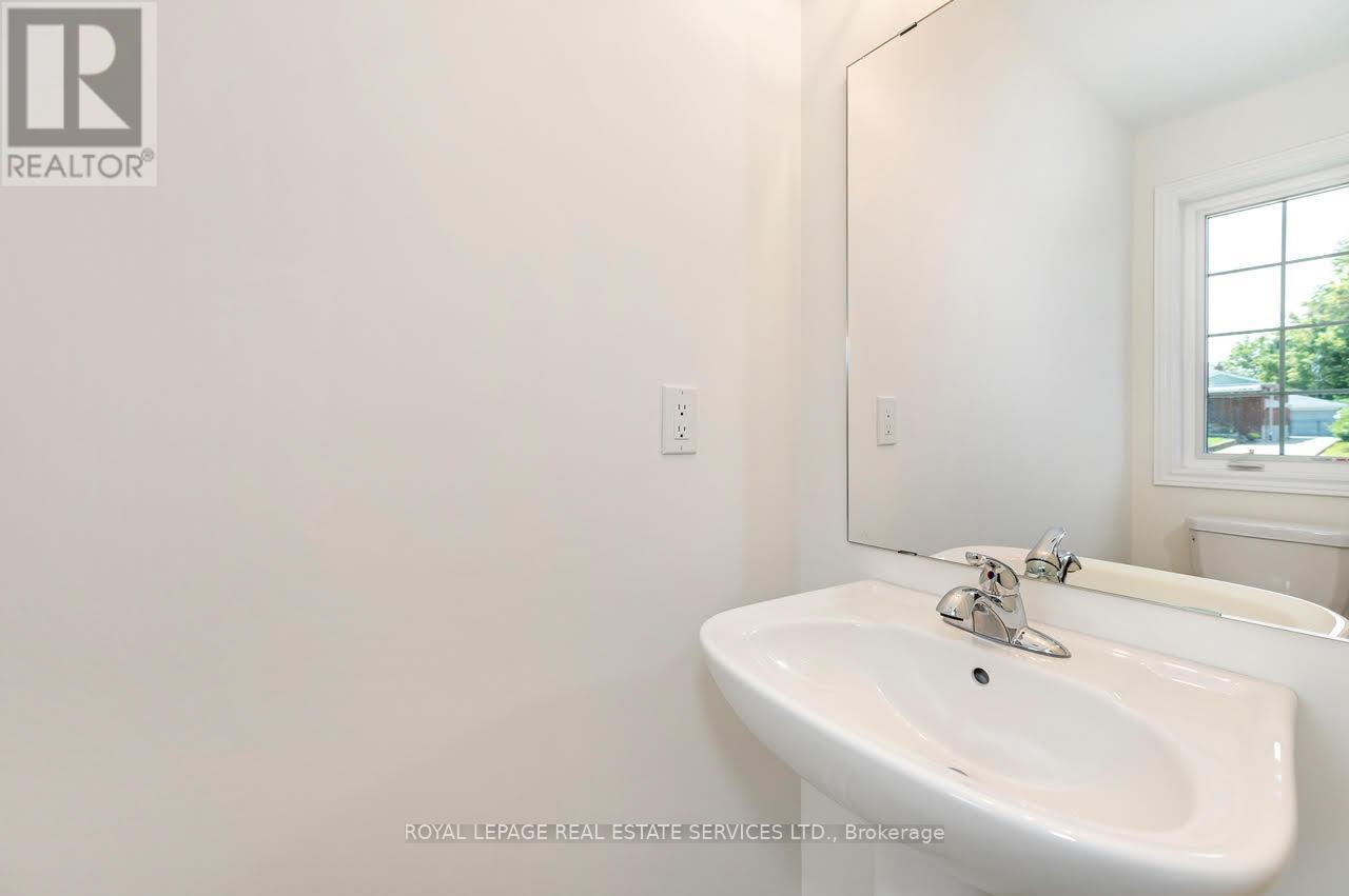 18 Jellicoe Court, Hamilton, ON - Indoor Photo Showing Bathroom