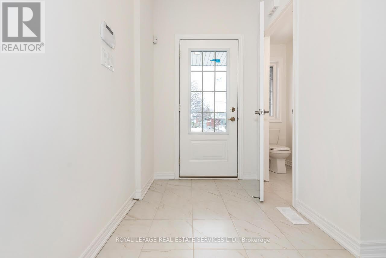 18 Jellicoe Court, Hamilton, ON - Indoor Photo Showing Other Room