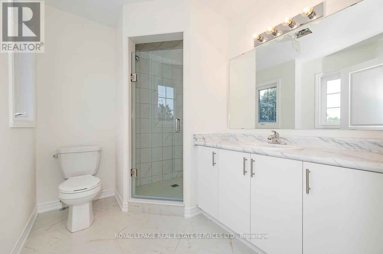 18 Jellicoe Court, Hamilton, ON - Indoor Photo Showing Bathroom