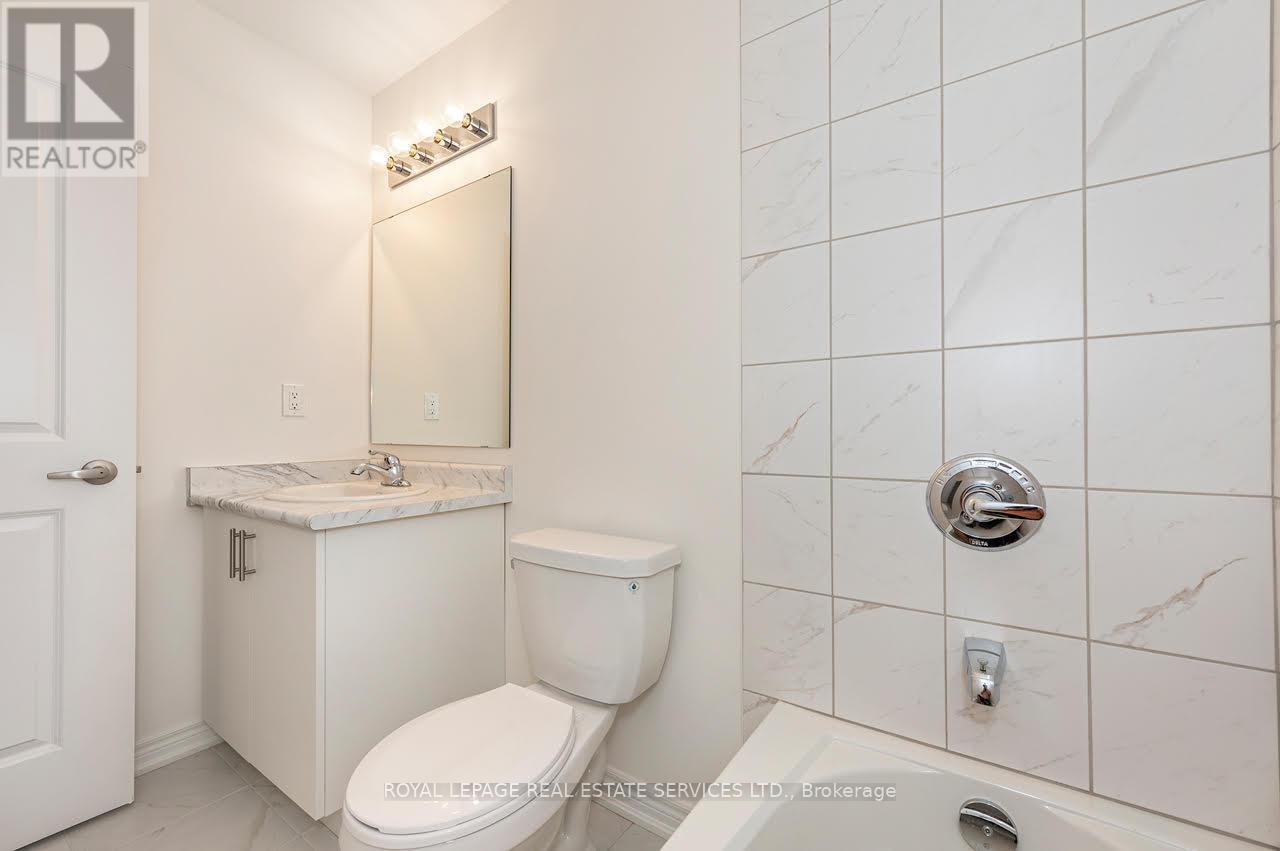 18 Jellicoe Court, Hamilton, ON - Indoor Photo Showing Bathroom