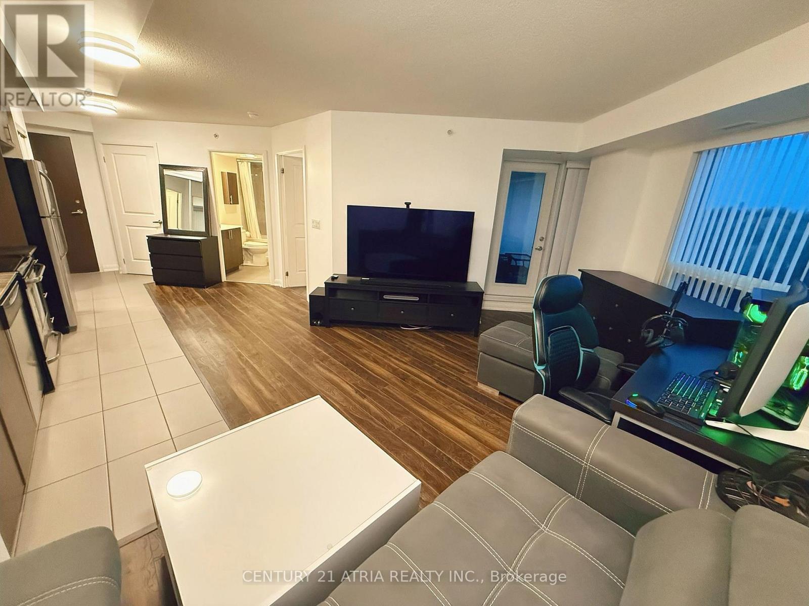 310 - 75 Norman Bethune Avenue, Richmond Hill, ON - Indoor Photo Showing Living Room