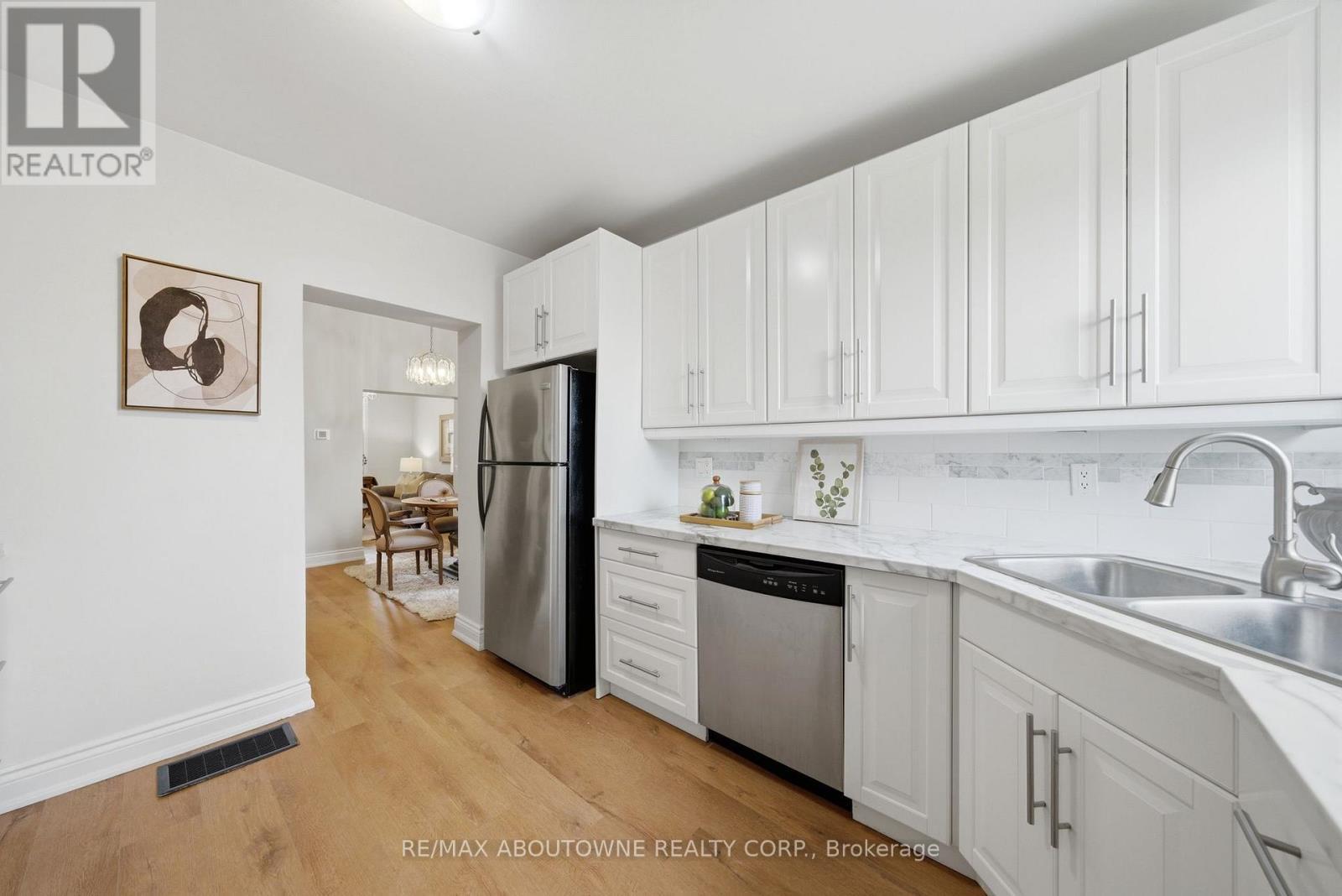 116 Bay Street N, Hamilton, ON - Indoor Photo Showing Kitchen
