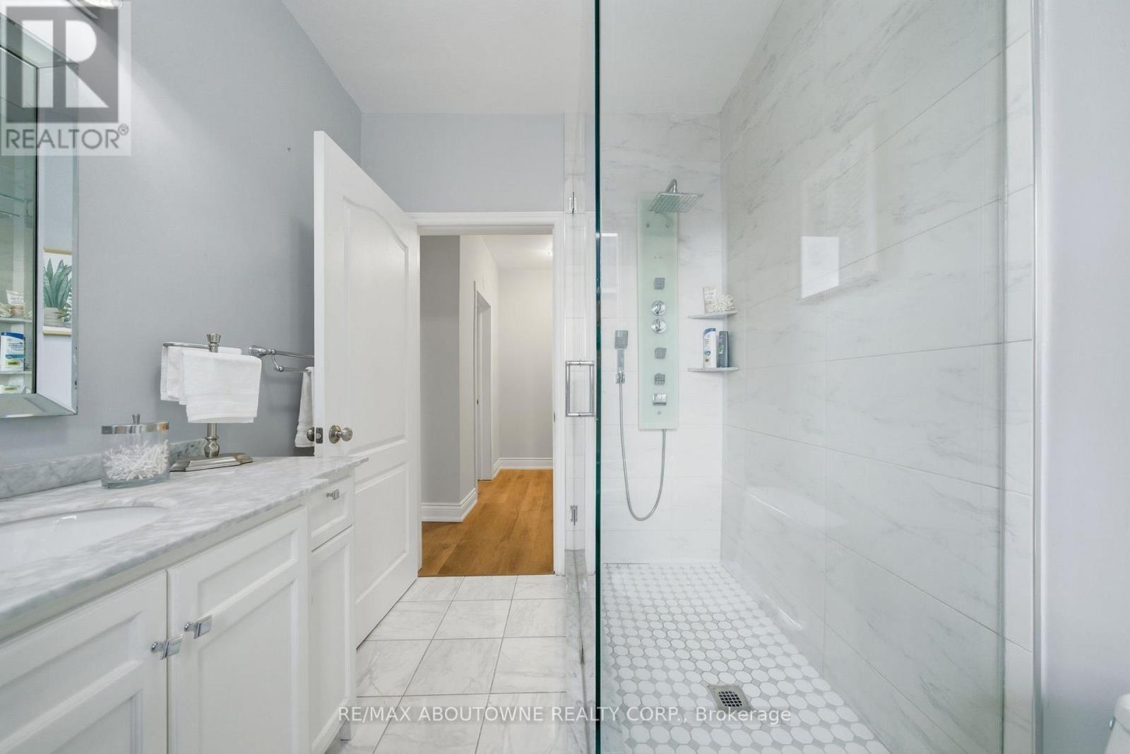 116 Bay Street N, Hamilton, ON - Indoor Photo Showing Bathroom