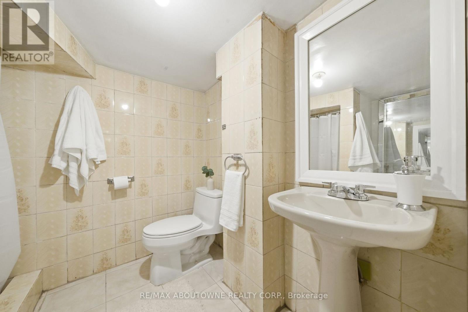 116 Bay Street N, Hamilton, ON - Indoor Photo Showing Bathroom