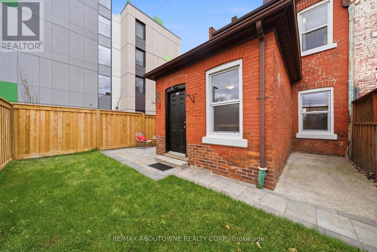 116 Bay Street N, Hamilton, ON - Outdoor With Exterior