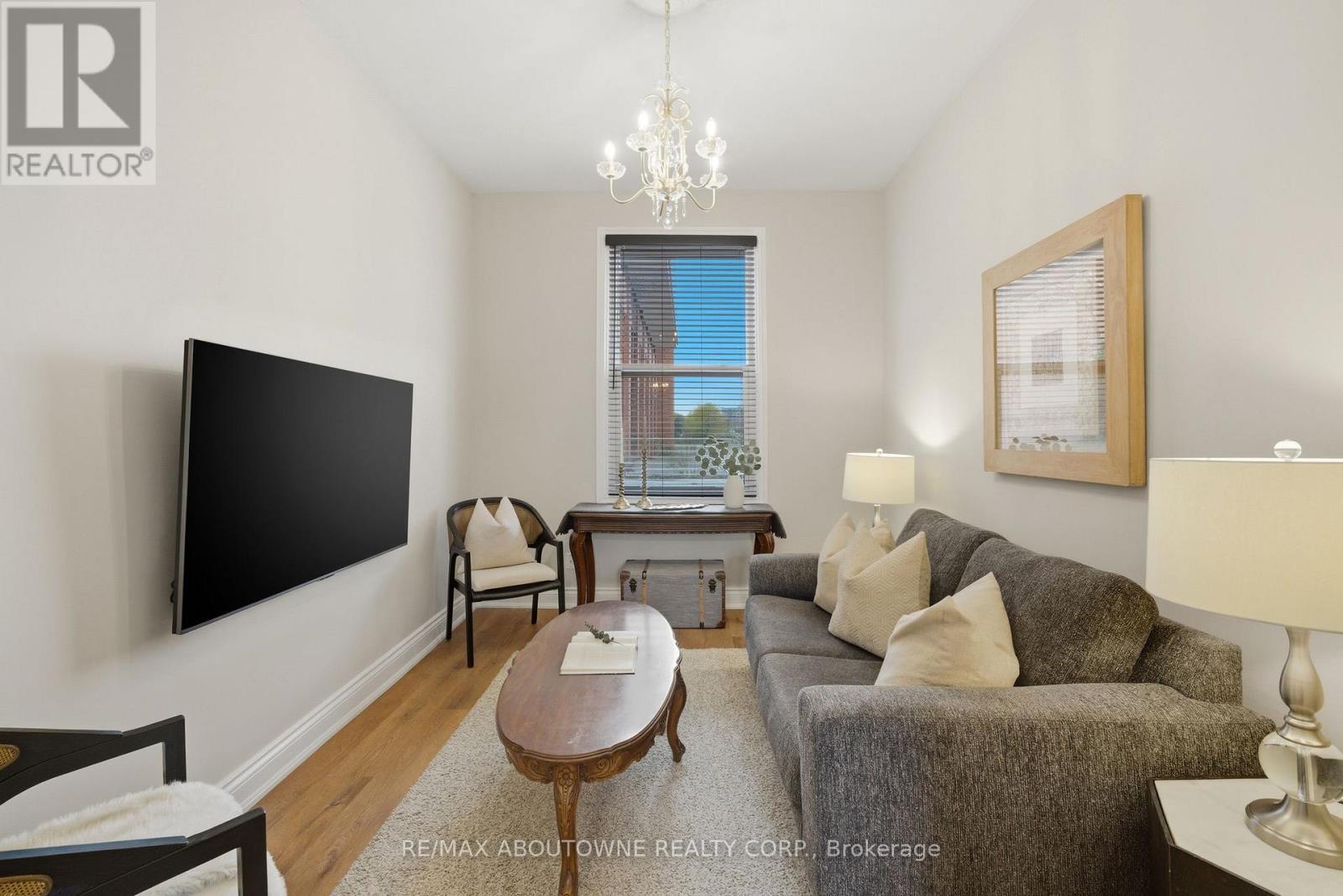 116 Bay Street N, Hamilton, ON - Indoor Photo Showing Living Room