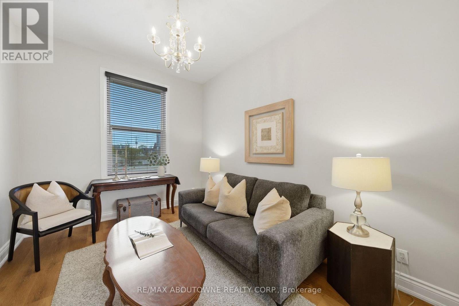 116 Bay Street N, Hamilton, ON - Indoor Photo Showing Living Room