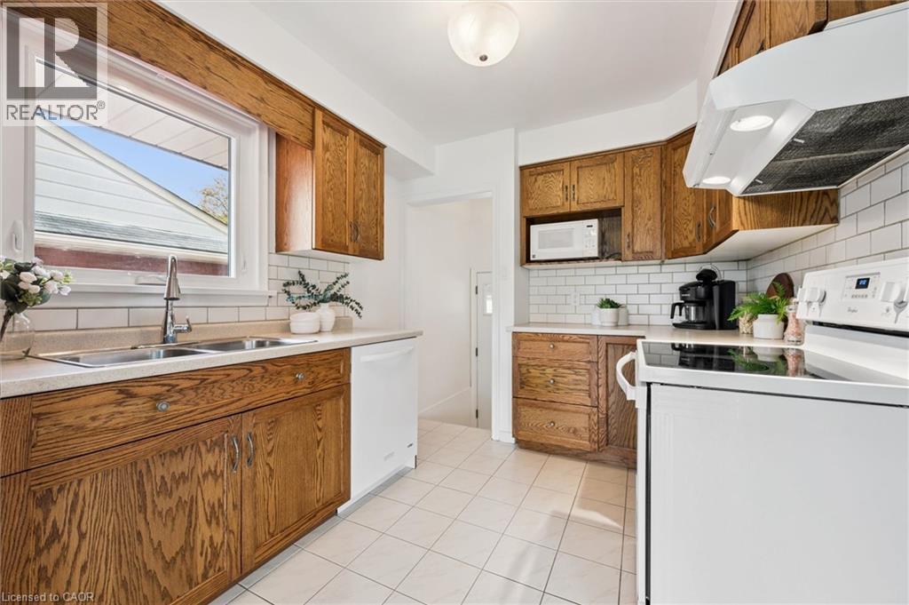 194 Franklin Street S, Kitchener, ON - Indoor Photo Showing Kitchen With Double Sink